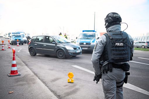 Deutsche Polizisten kontrollieren den Verkehr an der Europabrücke zwischen Straßburg und Kehl. Foto: Gollnow