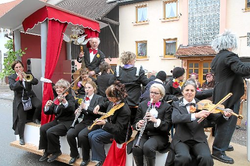 Die Wiener Philharmoniker unterhalten mit klassischen Klängen in Unadingen (links). Die Finnische Sau(n)erei zeigt eine große farbenprächtige Gruppe in Original-Tracht (rechts, oben) und Grüße vom Bosporus bietet eine andere Gruppe (rechts, unten). Fotos: Bächle Foto: Schwarzwälder-Bote