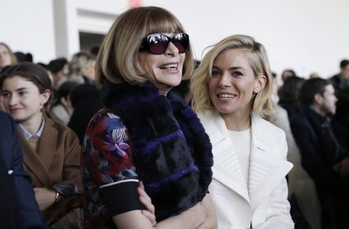 Bei Calvin Klein in der ersten Reihe: Vogue-Chefin Anna Wintour (links) und Schauspielerin Sienna Miller Foto: dpa