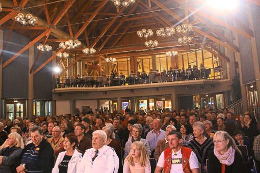 Gut 450 Besucher haben mit den Geschwistern Mucz in der Hohenzollernhalle gefeiert. Aufgetreten ist dabei auch Simon Broch (rechts). Fotos: Wahl Foto: Schwarzwälder Bote