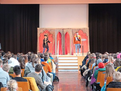 Die Theatergruppe Theatre at School  trat vor etwa 300 Schülern in Ebhausen auf. Foto: Gezener Foto: Schwarzwälder Bote