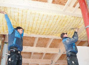 Um Heizkosten zu senken, helfen Sanierungsarbeiten am Haus.  Foto: dpa