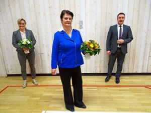 Bürgermeister Peter Schumacher (von rechts) verabschiedet Angelika Werner und ehrt Dagmar Maier.Foto: Schönfelder Foto: Schwarzwälder Bote