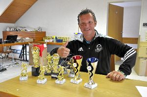 Der sportliche Leiter Bernd Voss zeigt die Pokale, um die der Nachwuchs spielt.  Fotos: Wolff Foto: Schwarzwälder-Bote