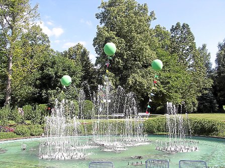 Pünktlich zur Glückswoche sollen die Wasserspiele im Schömberger  Kurpark wieder ein solch fröhliches Bild abgeben.  Foto: Harms Foto: Schwarzwälder-Bote