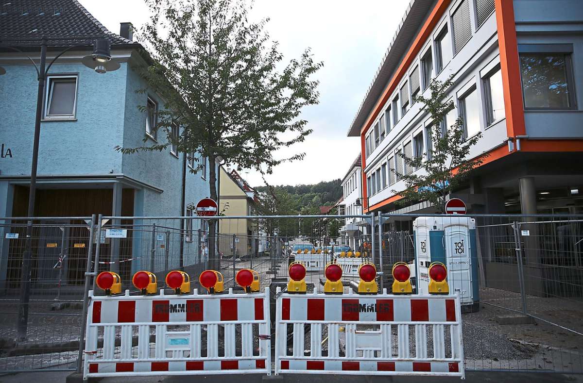 Die Schwanenstraße ist derzeit gesperrt: Die Stadtwerke verlegen dort die Nahwärmeleitung.