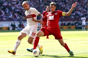 Konstantin Rausch kämpf mit Lars Bender (Leverkusen) um den Ball. Foto: Baumann