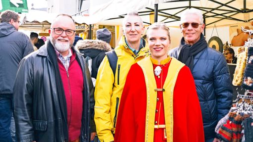 Bürgermeister Thomas Schäfer (links) eröffnete gemeinsam mit Nadine Schönberger den Katharinenmarkt 2022. Auch die Eltern  der „Katharina 2022“ waren dabei. Foto: /Kiryakova