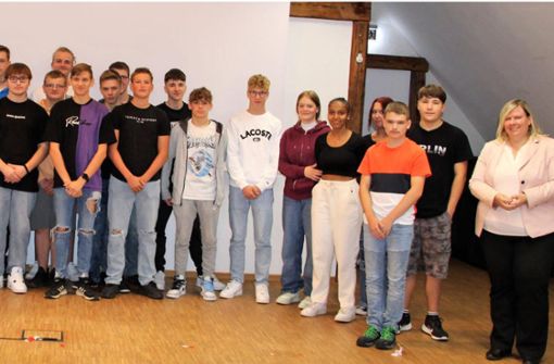 Bundestagsabgeordnete Maria-Lena Weiss (rechts) besuchte Schüler der beiden zehnten Klassen mit ihren Klassenlehrern Marius Stehle und Damian Roming (links hinten). Foto: King
