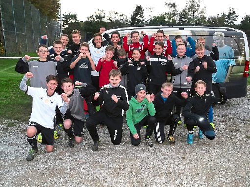 Die C-Jugend des FC Weilersbach war sich mit den beiden DFB-Trainern einig: Das hat Spaß gemacht.  Foto: Preuß Foto: Schwarzwälder-Bote