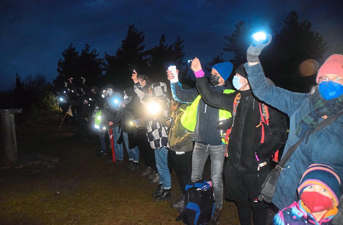 Mit einer Lichterkette protestieren die Aktivisten gegen den weiteren Abbau auf dem Plettenberg. Foto: Visel