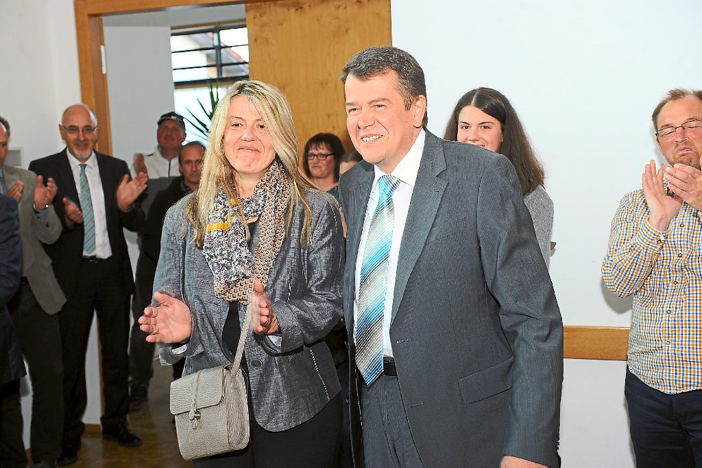 Jürgen Fuchs und Ehefrau Michaela (links) sowie Tochter Nicole (rechts hinten) freuen sich über das Wahlergebnis.