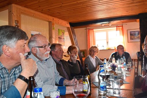 Beim Schwarzwaldverein wird minkwielermerisch g’schwätzt: Dietmar Eberhard (zweiter von links) trifft sich mit  Mundartfreunden.  Foto: Hettich-Marull Foto: Schwarzwälder Bote