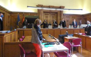 Die Dolmetscherin (Vordergrund) sowie Richter und Anwälte vor Prozessbeginn. Foto: Bernklau