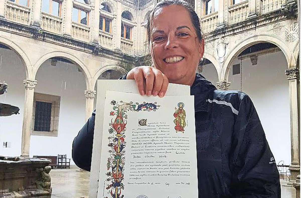 Am Ziel: In Santiago bekam Beate Mäusle ihre Compostela – die Pilgerurkunde. Foto: Mäusle
