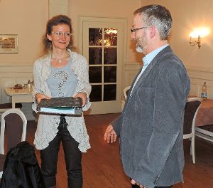 Die neue Schriftführerin Katja Schmidt erhält vom Vorgänger Christoph Huss die Unterlagen überreicht.   Foto: Paskal Foto: Schwarzwälder-Bote