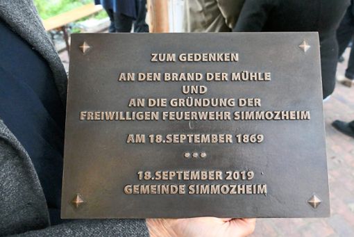 Eine gusseiserne Gedenktafel wurde am Jahrestag der Feuerwehrgründung an die Eigentümerfamilie der Mühle überreicht.  Fotos: Tröger Foto: Schwarzwälder Bote