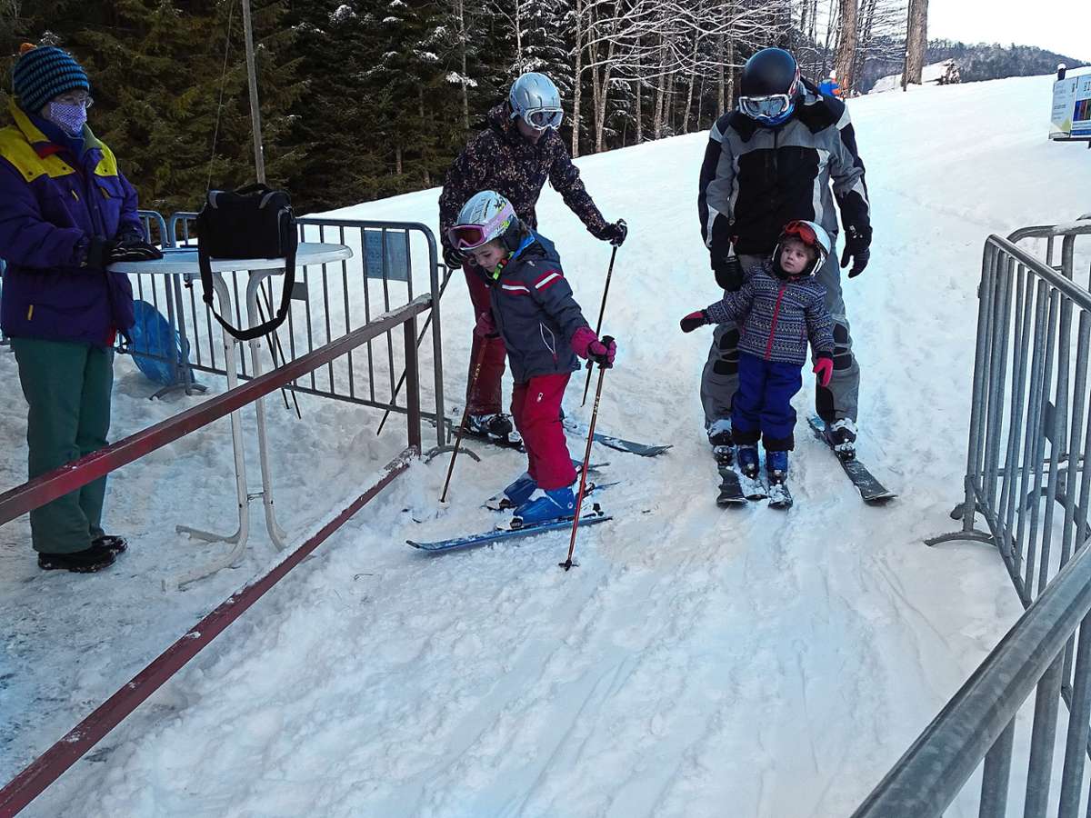 Elfriede Widmann hat die Ausweise kontrolliert. Die ersten Skifahrer der Saison können loslegen.