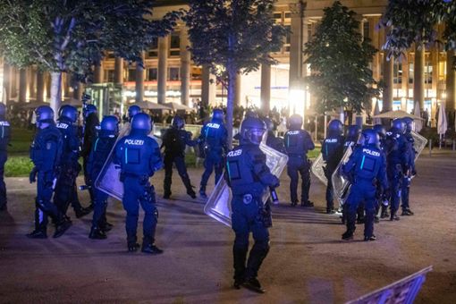Bei Auseinandersetzungen mit der Polizei hatten dutzende gewalttätige Kleingruppen die Stuttgarter Innenstadt verwüstet und mehrere Beamte verletzt. (Archiv) Foto: Simon Adomat/dpa