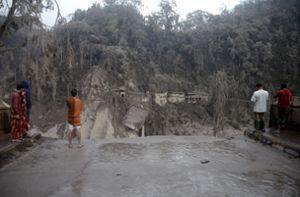 Nach dem Ausbruch wurde der Einsatz der Retter  durch dicken Schlamm und den Einsturz einer größeren Brücke  erschwert. Foto: dpa/Hendra Permana