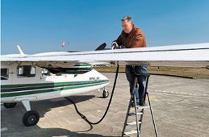 Pilot Holger Miconi betankt den Hagelflieger an den Flügeln. Foto: Schimkat