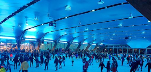 Auch die passende Beleuchtung gehört zur Eisdisco, die regelmäßig in der Eislaufhalle Baiersbronn veranstaltet wird.   Foto: Braun