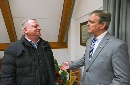 Rene Hund (links) gratuliert Stefan Hammer zum Wahlsieg. Foto: Reimer