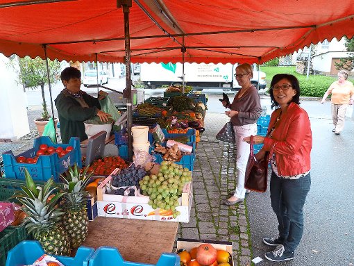 Monika Ruml (links) verkauft schon seit etwa sechs Jahren auf dem Empfinger Wochenmarkt Obst und Gemüse. Ihre Kunden schätzen es, dass die Ware aus der Region kommt. Foto: Begemann Foto: Schwarzwälder-Bote