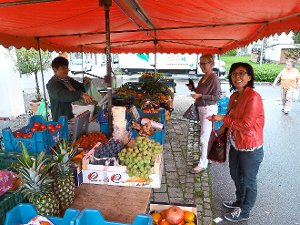 Monika Ruml (links) verkauft schon seit etwa sechs Jahren auf dem Empfinger Wochenmarkt Obst und Gemüse. Ihre Kunden schätzen es, dass die Ware aus der Region kommt. Foto: Begemann Foto: Schwarzwälder-Bote