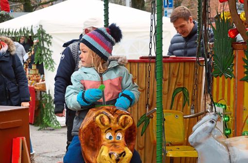 Die kleinen Besucher drehen beim Schömberger Weihnachtsdorf eine Runde auf dem Karussell. Foto: Schweizer