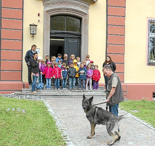 Auch wenn der Polizeihund Amigo im Mittelpunkt des Interesses steht, halten die Kinder doch respektvoll Abstand. Foto: Wagner Foto: Schwarzwälder-Bote