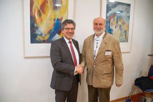 Dekan Ulrich Vallon (links) gratuliert Harald Müller. Er wurde zum Vorsitzenden der Bezirkssynode gewählt. Foto: Gruber Foto: Schwarzwälder Bote