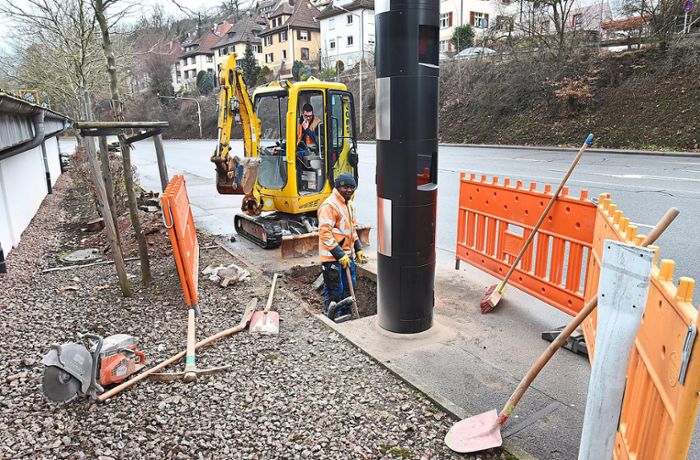 Blitzer geht in Betrieb: Kabel für neue Säule an der B 462 beim Aldi-Markt in Schramberg verlegt