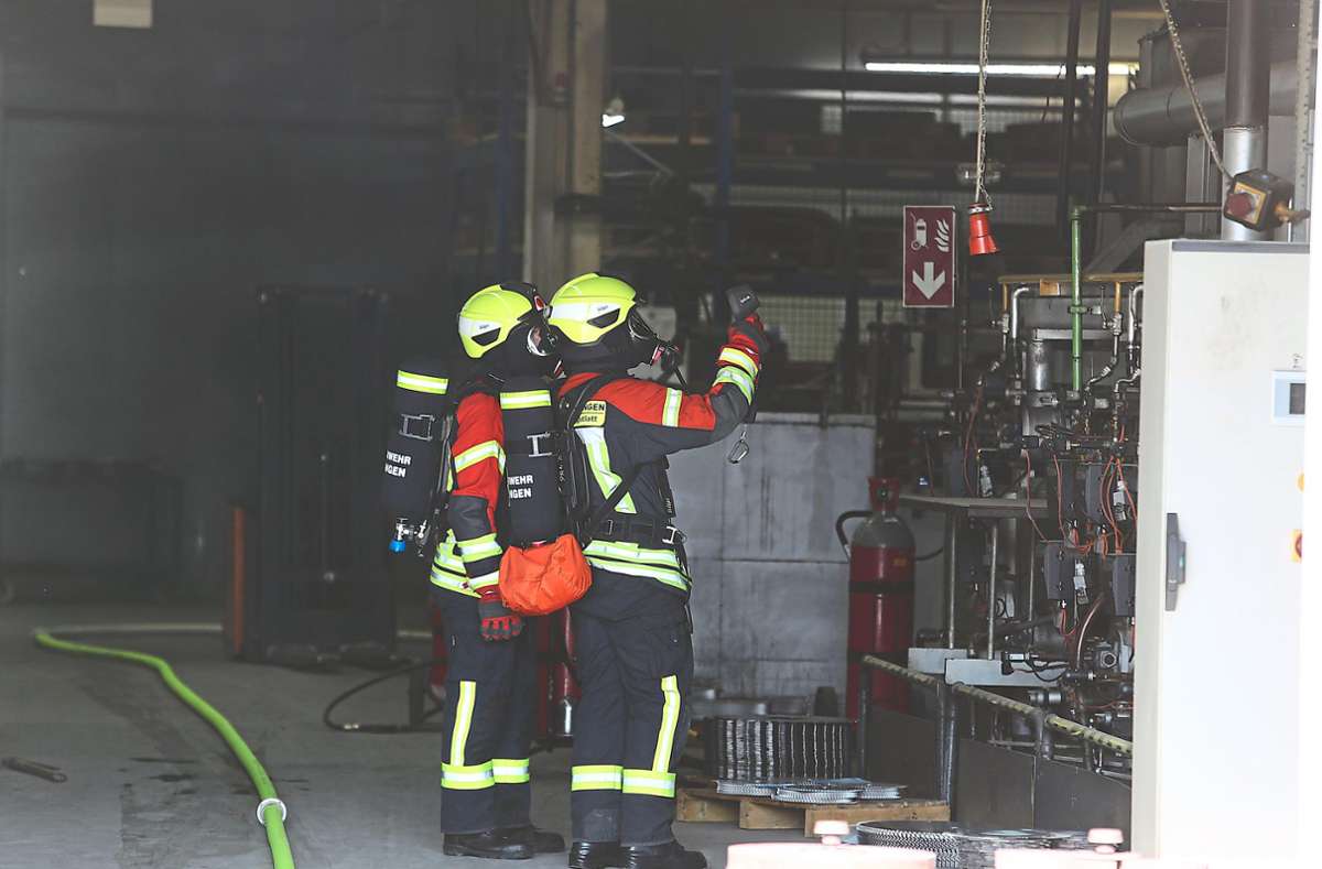 Mit einer Wärmebildkamera überprüfen Feuerwehrleute an dem Härteofen in der Produktionshalle von AKE Knebel in Engstlatt, ob eventuell noch Glutnester unentdeckt sind. Foto: Maier