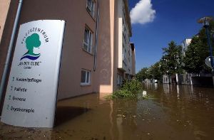 Die einen schaufeln schon den Schlamm aus ihren Häusern, bei den anderen wird die Angst vor dem Hochwasser stündlich größer. In Magdeburg droht die Elbe, einen ganzen Stadtteil zu fluten.  Foto: dpa