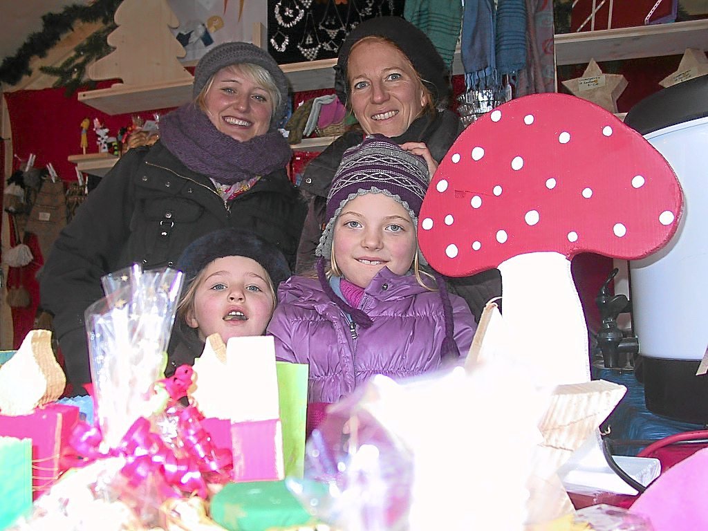 Die beiden Mädchen Lilith und Amelie Boehm (vorne, von links) sowie Hilke Fleig und Annika Boehm (hinten, von links) hatten gestern Spaß beim Verkauf der Artikel, die im Kindergarten St. Konrad gebastelt wurden.