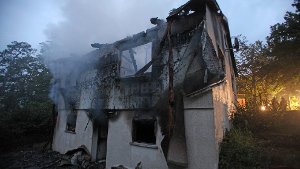 Gebäude durch Brandstiftung völlig zerstört