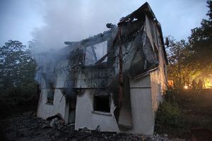 In den frühen Morgenstunden des Dienstags ist das DRK-Vereinsheim in Frickenhausen (Kreis Esslingen) Opfer der Flammen geworden. Die Polizei geht von Brandstiftung aus. Foto: www.7aktuell.de | Florian Beck