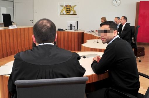 Der ehemalige Daimlermitarbeiter (rechts) mit seinem Anwalt vor dem Arbeitsgericht. Foto: dpa