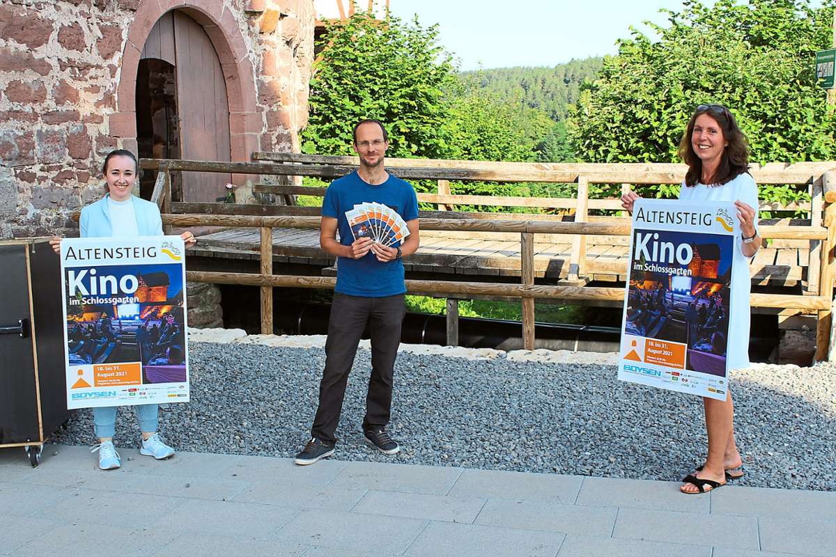 Jasmin Schmid, Sascha Wittich und Christa Haizmann-Broschk vom Kulturamt der Stadt Altensteig haben das Open-Air-Kino vom 18. bis 31. August im Altensteiger Schlossgarten organisiert. Foto: Köncke