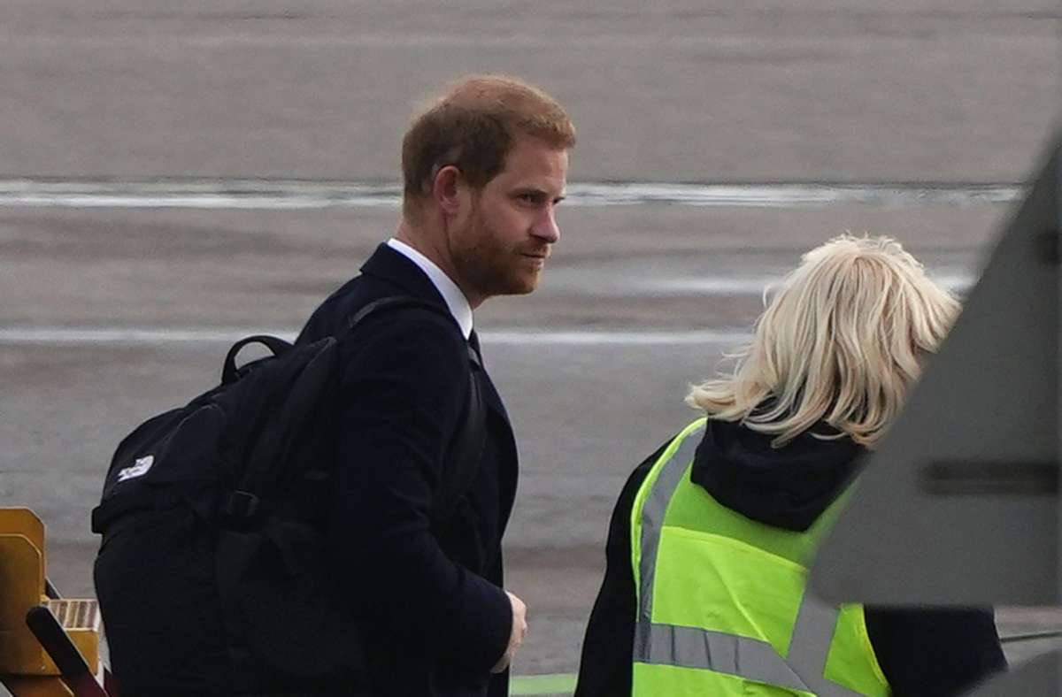 Prinz Harry kehrt am Morgen nach dem Tod der Queen nach Windsor zurück. Foto: dpa/Aaron Chown