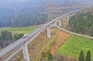 Neben der bestehenden – hier eine Aufnahme von November 2022 – soll eine zweite Brücke über das Gauchachtal entstehen. Das Vorhaben ist vorerst gestoppt. Foto: Roger Müller