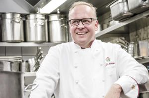 Claus-Peter Lumpp vom Restaurant Bareiss in Baiersbronn-Mitteltal freut sich, dass er die höchste Auszeichnung im Guide Michelin verteidigt hat: drei Sterne. Foto: Günter Standl