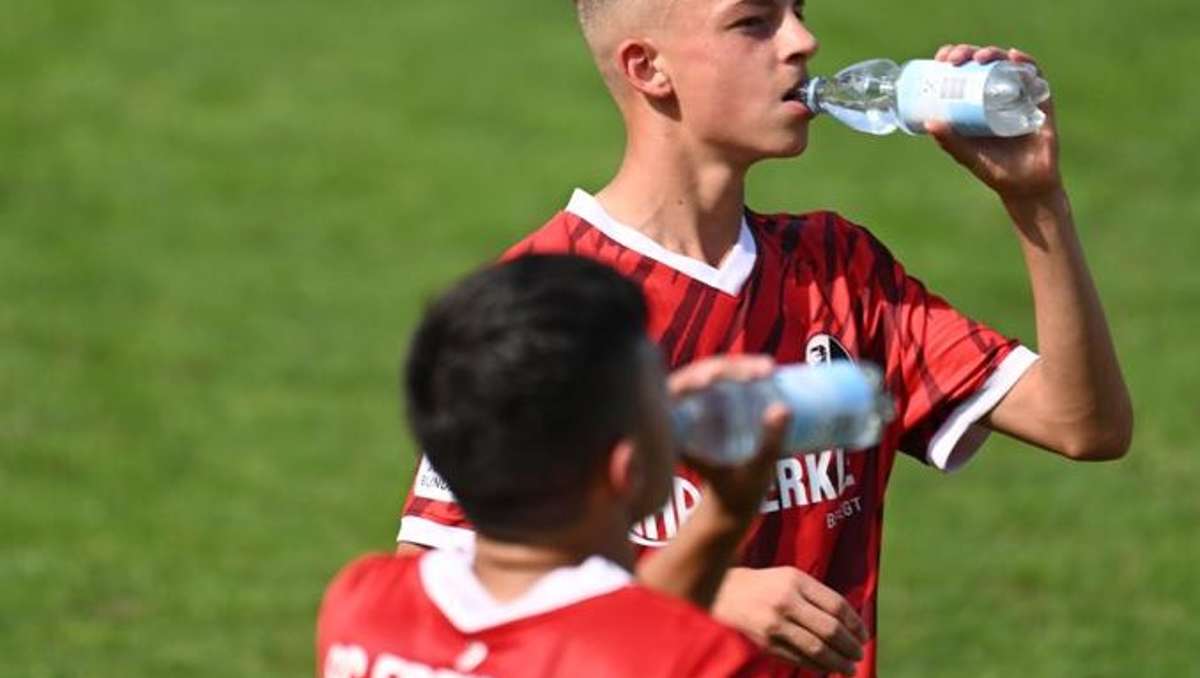 Toptalente in Oberndorf: U19-Turnier: Ruben Müller trägt das Trikot des SC Freiburg mit Stolz