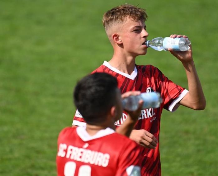 Toptalente in Oberndorf: U19-Turnier: Ruben Müller trägt das Trikot des SC Freiburg mit Stolz