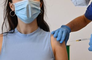 Impfzentren, Hausärzte und bald auch Betriebsärzte impfen gegen Corona. Foto: AFP/ALBERTO PIZZOLI