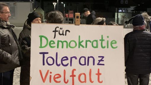 Bei der vergangenen Mahnwache in Burladingen brachten die Teilnehmer ihr Anliegen auf Schildern zum Ausdruck. Foto: Thriemer