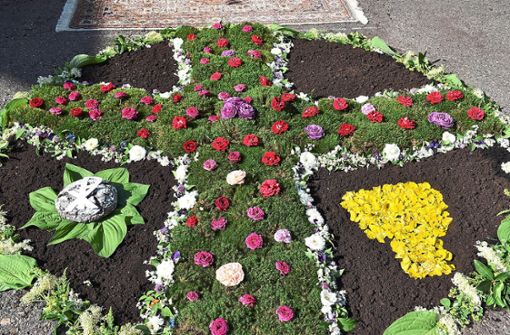 Mit viel Liebe und Akribie gestaltet sind die Blumenteppiche bei der Fronleichnamsprozession der Seelsorgeeinheit An der Eschach. Foto: Bantle