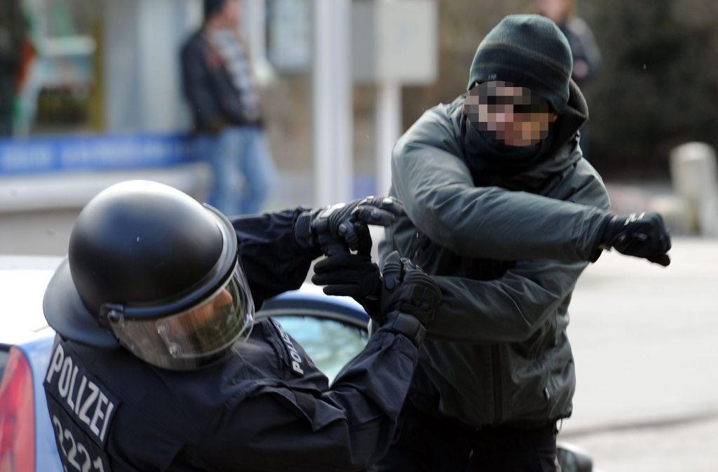 Polizisten suchen häufig Hilfe bei der Gewerkschaft, um juristisch gegen Angreifer vorzugehen. (Symbolbild) Foto: dpa