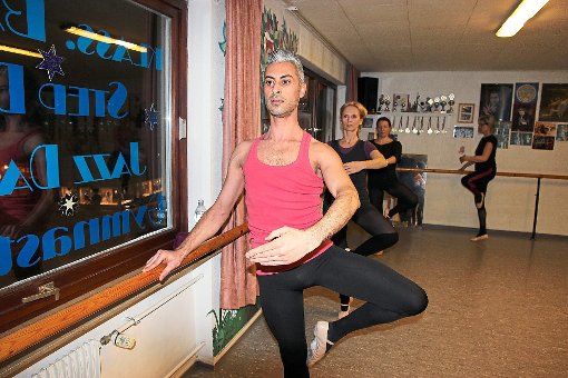Hochkonzentriert folgt der Syrer Alaa Nassif den Anweisungen von Ginger in der gleichnamigen Ballettschule Ginger in Horb.   Foto: Feinler